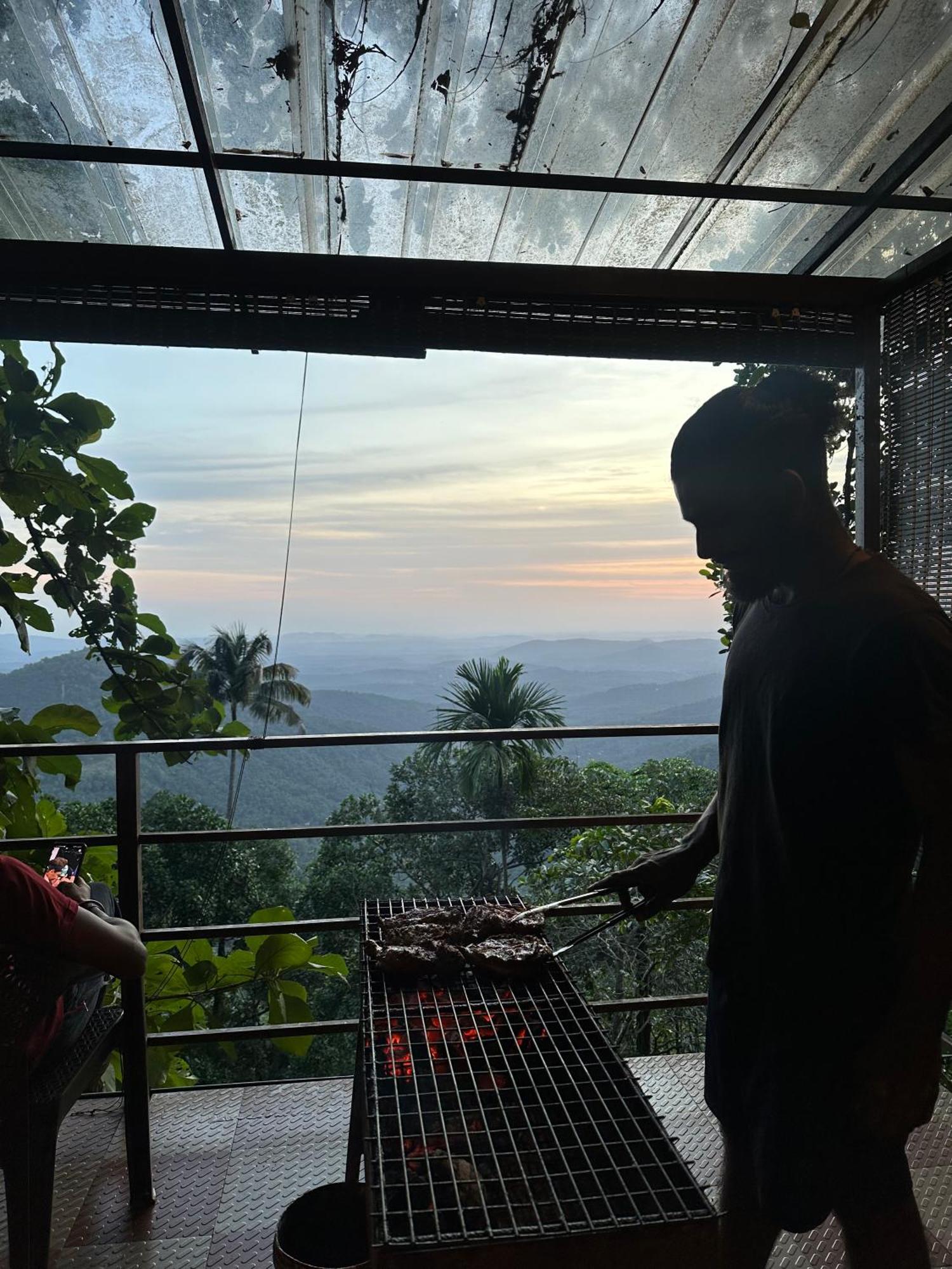 Sunset Valley Kerala Pool Resort - Serene Natural Forest Cottage Stay In Idukki With Sunrise & Sunset Panoramas, Natural Streams & Tranquil Summer Evenings Pīrmed Extérieur photo